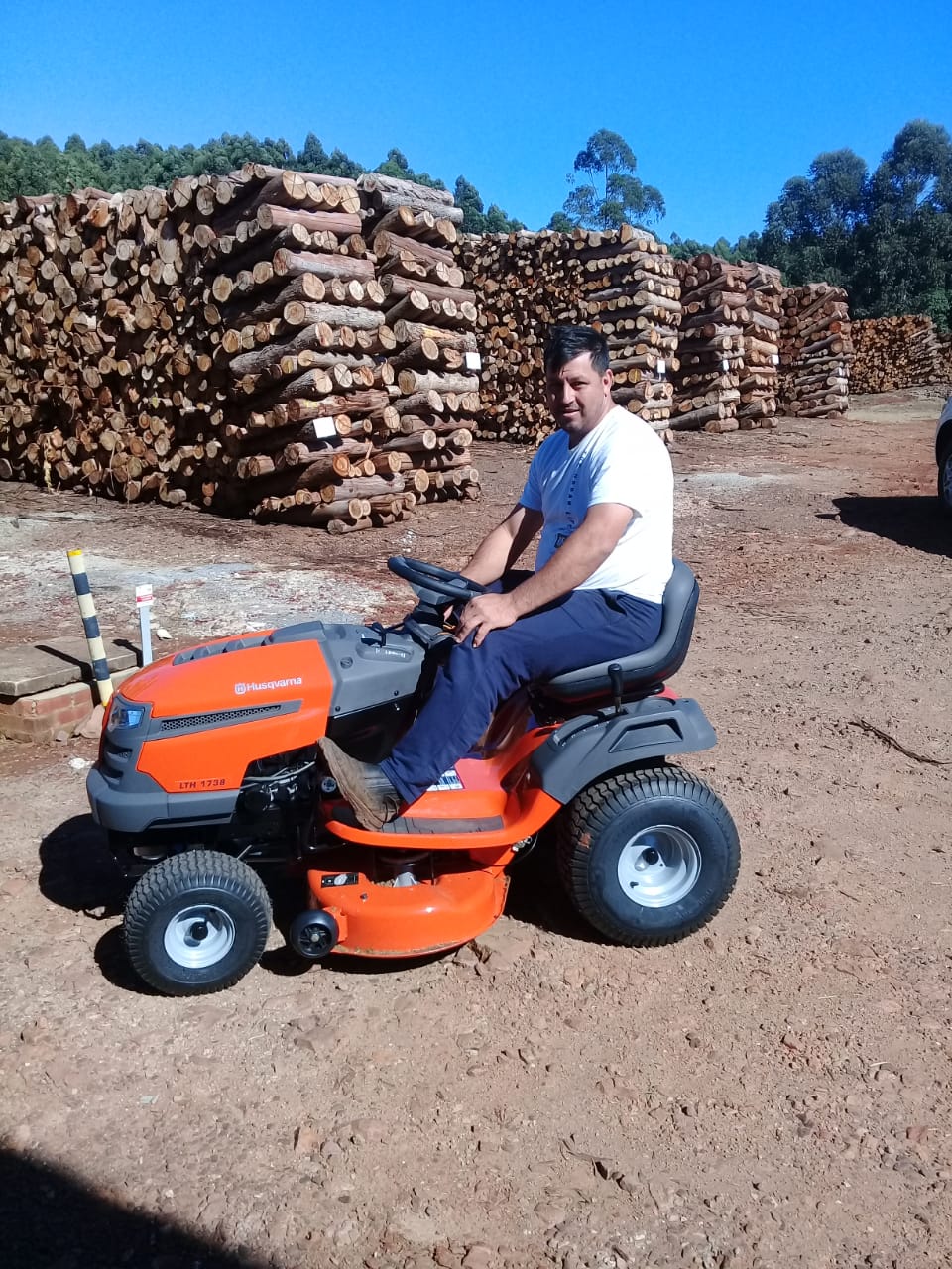 CLIENTE SATISFEITO COM A AQUISIÇÃO DO TRATOR CORTADOR DE GRAMA HUSQVARNA LTH1738